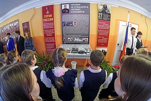 В Екатеринбурге в школе №141 открыли стенд в честь бойца СВО Евгения Савича