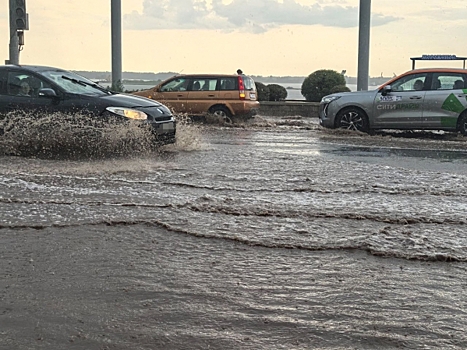 Сильный ливень в поселке под Красноярском разрушил мост