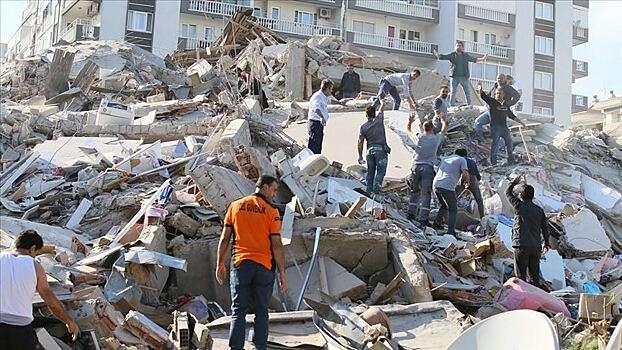 Трехлетнюю девочку спасли из-под завалов в Турции 