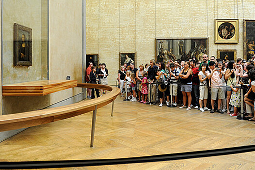 Лувр заявил, что "Мона Лиза" никуда не едет
