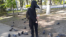 Эпидемия: В Саратове заметили кормящего птиц «чумного доктора»