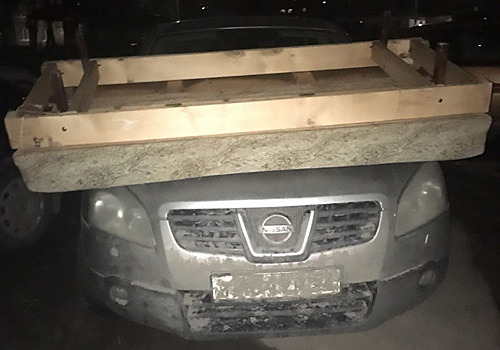 На машину скинули диван