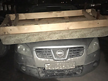 На машину скинули диван