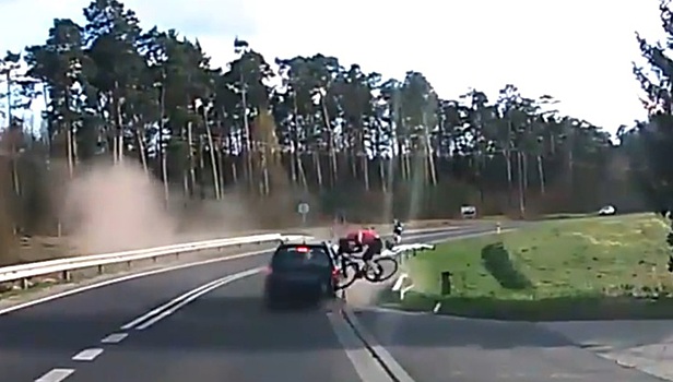 Нетрезвый россиянин снес велосипедистку на трассе в Польше. Видео