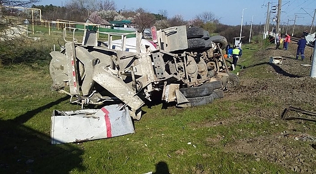На Кубани поезд протаранил бетономешалку, пострадали три человека