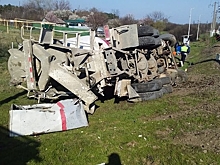 На Кубани поезд протаранил бетономешалку, пострадали три человека