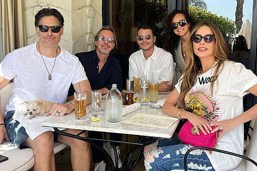 Звезда "Американской семейки" София Вергара отметила 31-летие сына поздним завтраком