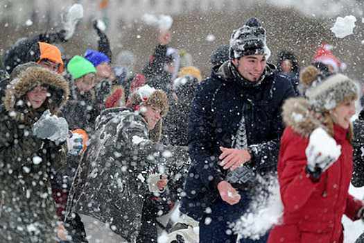 Нижегородские полицейские закидали репортеров снежками