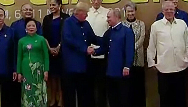 Встреча Путина с Трампом попала на видео
