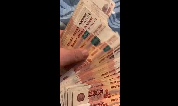 Таксист, отказавшийся везти многодетную мать в Калининграде, похвастался деньгами