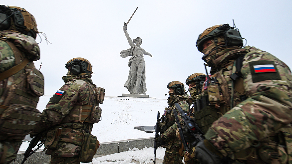 Добровольцы отряда "Сталинград" на Мамаевом кургане перед отправкой в зону проведения специальной военной операции, январь 2023 года
