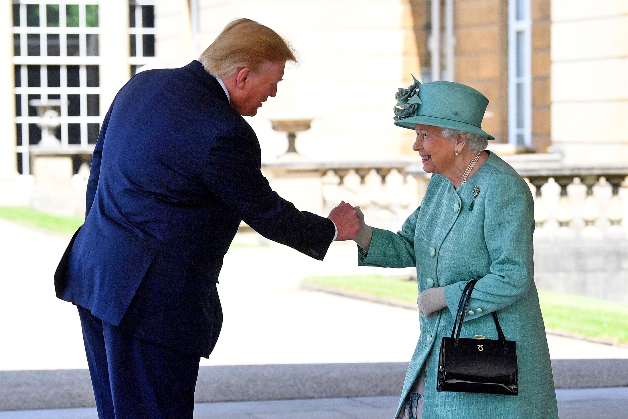 Когда и как Трамп нарушал "королевский протокол"