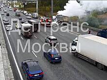 Грузовик загорелся на МКАД на юге Москвы