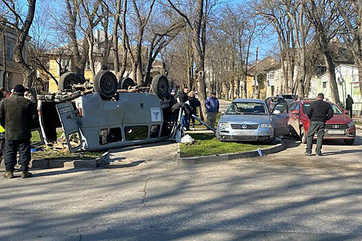 На видео попало, как от столкновения перевернулась «Буханка»