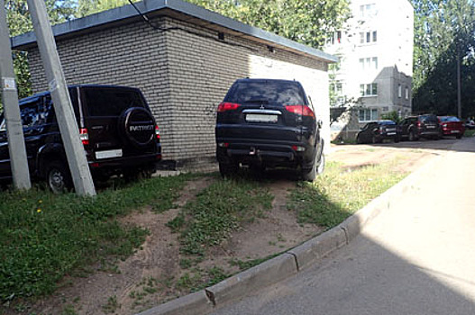 Тихвин: припарковался на газоне - получи штраф