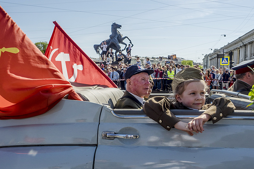 Участники акции памяти "Бессмертный полк" во время шествия по Невскому проспекту в День Победы
