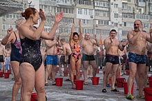 Россияне массово облились ледяной водой в поддержку СВО