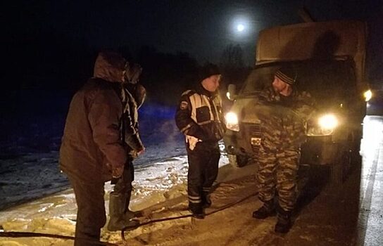 Двое екатеринбуржцев чуть не замерзли на трассе из-за поломки Газели