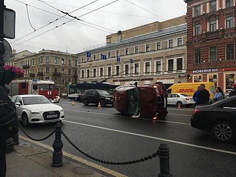 В Невском районе произошла массовая авария с полыхающим авто