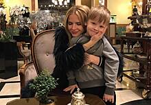 Юлия Михальчик поделилась новогодними фото с подросшим сыном
