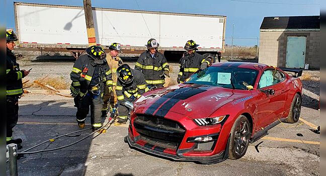 Пожарные уничтожили самый мощный Ford Mustang в качестве тренировки
