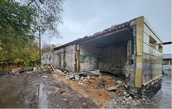На улице Генерала Тюленева демонтировали незаконную пристройку