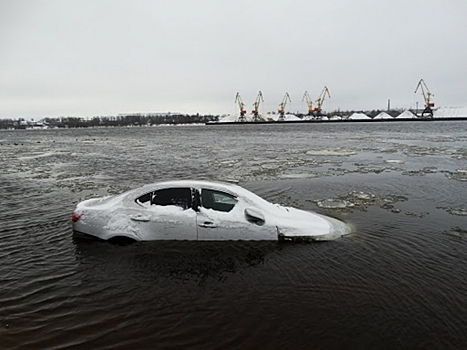 Элитный автомобиль несколько дней плавал в Волге