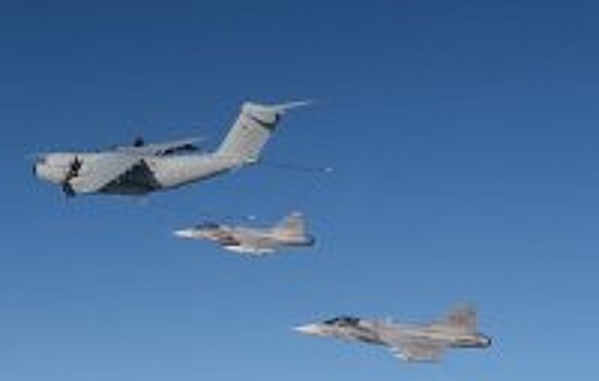 В Швеции проведены испытательные заправки самолетов Gripen D от A400M