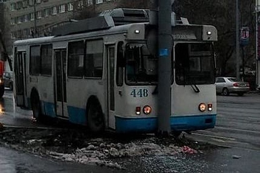 "Убитый" троллейбус и десятки ДТП. Утренний апокалипсис в Екатеринбурге