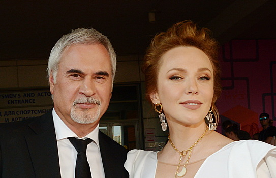 Жена Валерия Меладзе посетила модное мероприятие в платье с открытой спиной