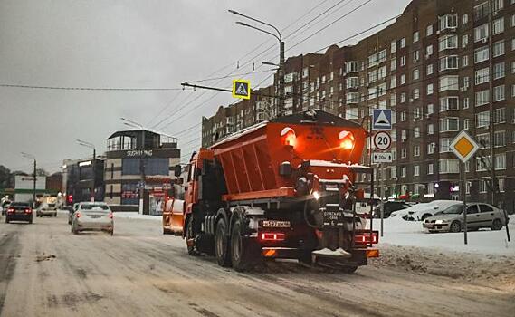 Днем дорожники очистят от снега более 100 участков автомобильных дорог