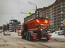 Днем дорожники очистят от снега более 100 участков автомобильных дорог
