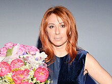 Корсет и сапоги из «фольги»: Алена Апина похвасталась стройными ногами в смелой фотосессии