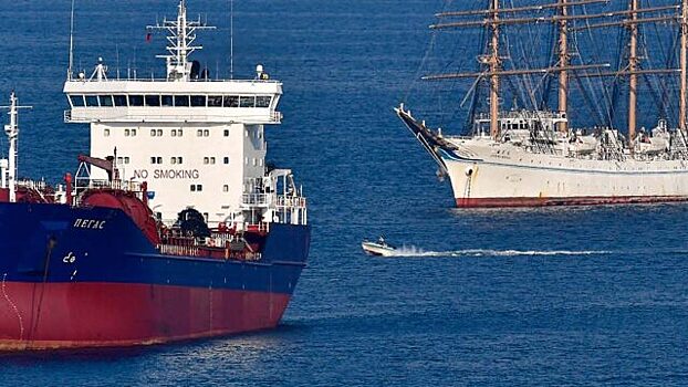 Три человека погибли на взорвавшемся танкере в Махачкале: Происшествия: Россия: 