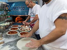 В генконсульство США доставили 20 коробок с пиццей