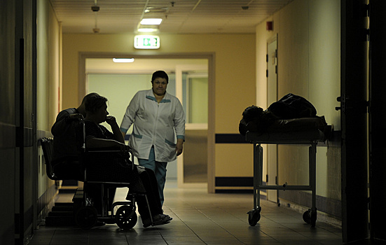 В российской больнице соорудили кровати  из досок и стульев