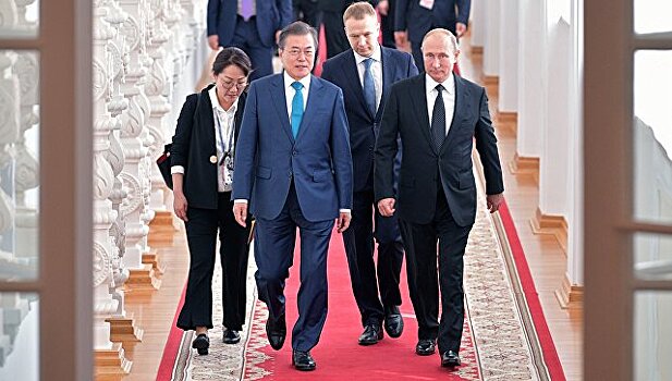 Путин назвал тему переговоров с Мун Чжэ Ином