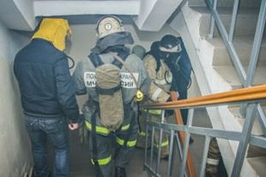 13 человек эвакуировали из горящего жилого дома в Калининграде