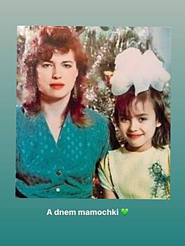 Ирина Шейк поделилась архивным фото с мамой, на которую невероятно похожа