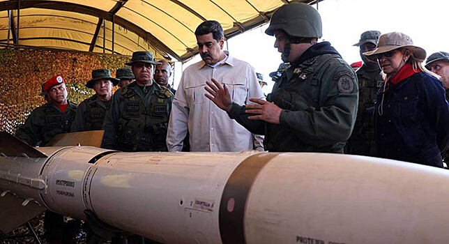 Мадуро приказал стянуть войска к границе с Колумбией