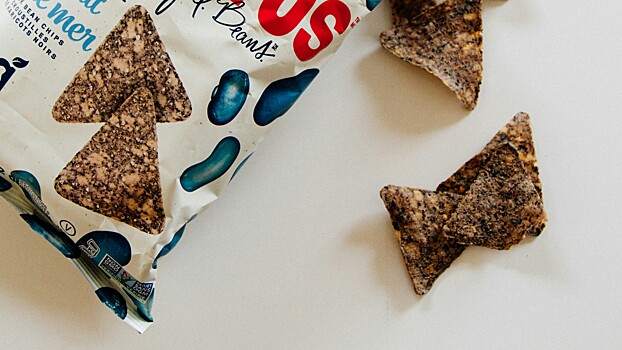 Терапевт рассказал, какие чипсы можно есть