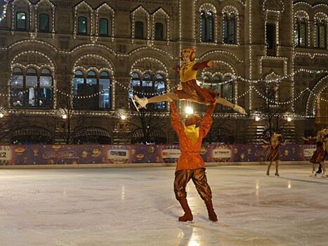 «Руслан и Людмила» открыли ГУМ каток