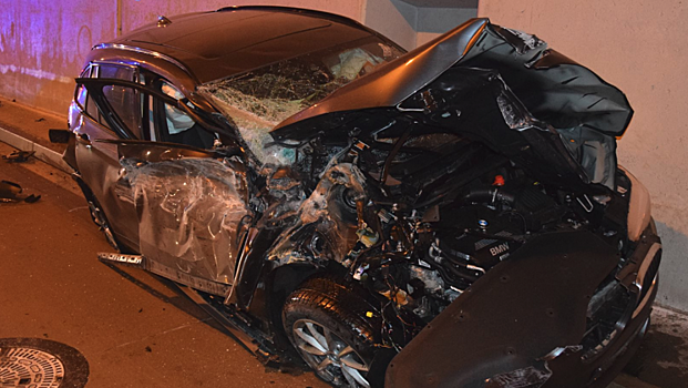 Посмотрите, как компактвэн BMW влетает в тоннель, делая сальто