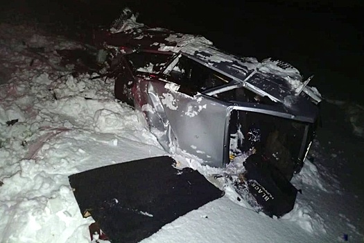 В Башкирии поезд столкнулся с застрявшим на путях автомобилем