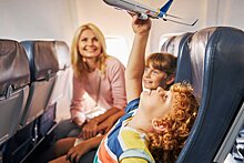 Авиакомпании хотят обязать размещать детей в самолетах рядом с родителями