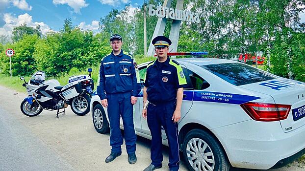 В Подмосковье полицейские помогли женщине с ребёнком, чья машина загорелась на шоссе Энтузиастов