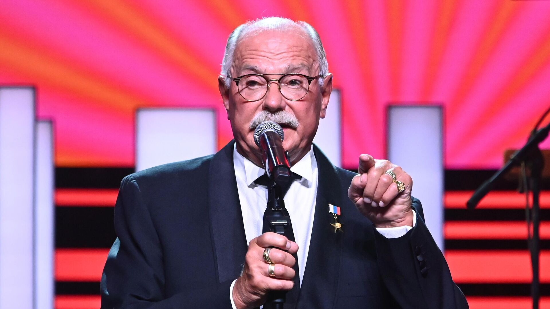 Михалков дал совет уехавшим из России деятелям культуры