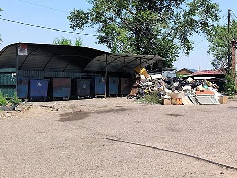 Свалку во дворе дома на Острове уберут