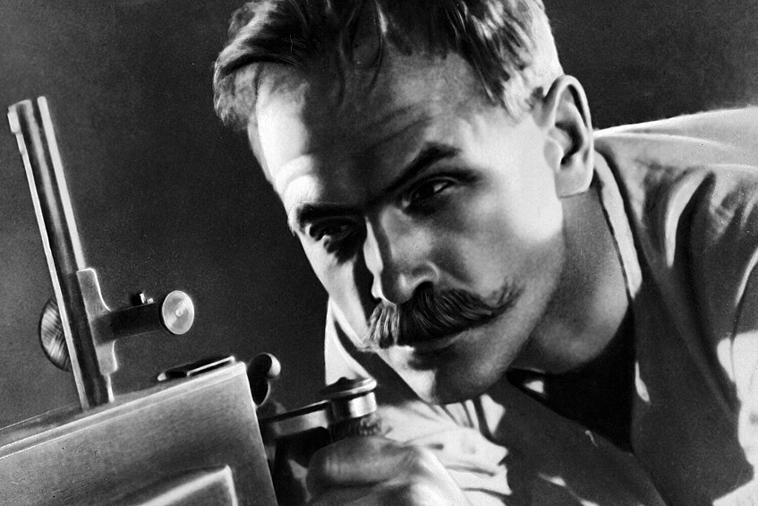 Василий Иванович Чапаев (актер Борис Бабочкин). Актеру Ленинградского театра драмы им. А.С. Пушкина, сыгравшему Чапаева, было в 1934 году 30 лет. Уроженец Саратова и участник Гражданской войны к тому моменту был опытным театральным артистом, однако, конечно, именно Чапаев стал главной ролью в его жизни. В дальнейшем в кино ему будут доставаться роли военных — в фильмах 1942 года «Непобедимые» и «Актриса», в картине «Фронт» 1943 года, в «Повести о настоящем человеке» 1948-го. Только в 1975-м, незадолго до внезапной смерти, он сыграл в фильме «Бегство мистера МакКинли» алчного и беспринципного миллиардера Сэма Боулдера.  Бабочкин много работал в театре — в 30-е стал главным режиссером и художественным руководителем БДТ, потом переехал в Москву, в Театр имени Е. Вахтангова, в эвакуации в Алма-Ате был актером киностудии, а после войны служил в Малом театре. В Малый он вернулся после небольшого перерыва в 1955 году — и больше его не покидал, совмещая режиссуру, актерскую работу и педагогику (Бабочкин руководил актерской мастерской во ВГИКе и в 1966-м получил звание профессора).  Скончался Борис Бабочкин 17 июля 1975 года — его хватил удар, когда он ехал за рулем и остановился на красный свет.