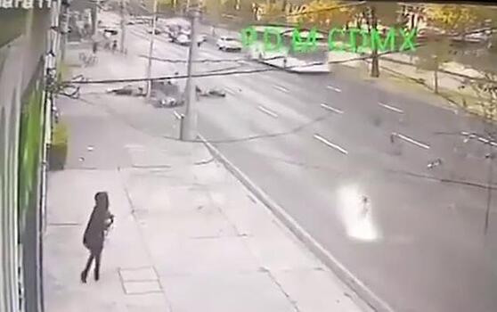 Автомобиль влетел в толпу паломников в Мехико